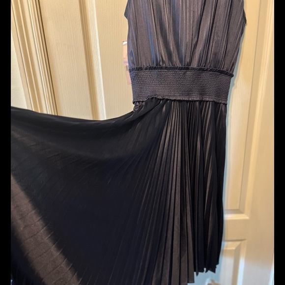 Beautiful flowy Navy gown by Nanette. NWT size 6 - Picture 1 of 12